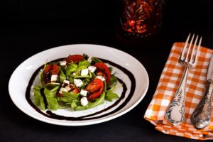 Творожный салат с маслинами и помидорами