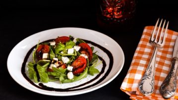Творожный салат с маслинами и помидорами